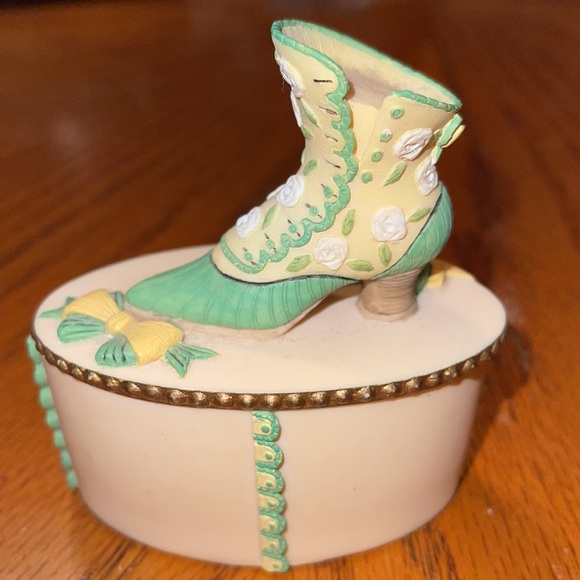 Vintage Willow Hall Victorian shoe trinket box - Picture 7 of 7